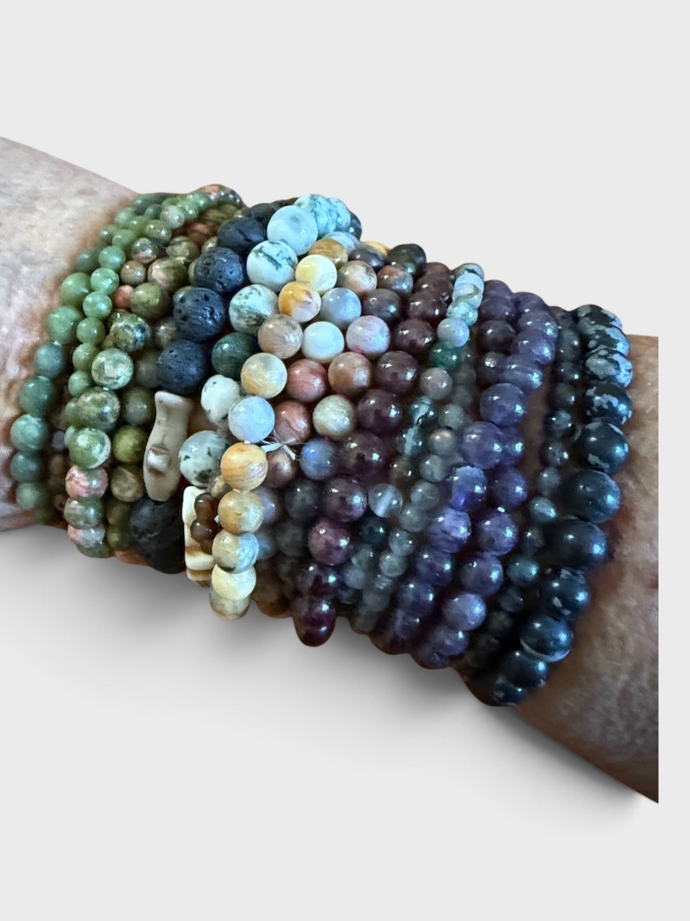 829 10/$50🏄🏻♀️ Set of 19 Gem Stone Beaded Stretch Bracelets